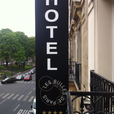 Ouverture du Nouvel hôtel Les Bulles de Paris, 4* , Enseigne de l'hôtel posée.